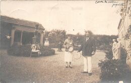 ¤¤   -   THOUROTTE   -   Carte-Photo D'un Couple Dans La Cour De Leur Propriété  -  Villa , Manoir , Chateau   -   ¤¤ - Thourotte