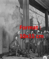 Reproduction D'une Photographie De Pompiers Sur Le Magasin De Meubles Levitan Bd De Magenta Paris en 1964 - Reproductions
