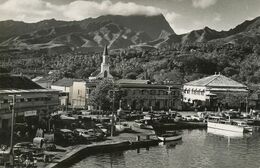 Real Photo  Oceanie Française Papeete  Port . American Cars . 2CV Tube, 202 Peugeot , Aronde  Photo Sylvain - French Polynesia