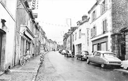 Thème Automobile: DS Citroën .Voitures Renault Et Peugeot Dans La Rue De Pontivy A Baud 56 (voir Scan) - PKW