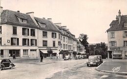 Thème Automobile: 4 CV Renault Et 203 Peugeot Dans La Rue De Caen A Thury Harcourt    14    (voir Scan) - Voitures De Tourisme