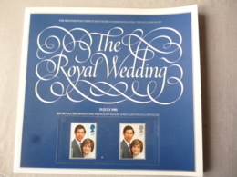 GREAT BRITAIN SG 1160-61 ROYAL WEDDING SOUVENIR BOOK WITH STAMPS - Sheets, Plate Blocks & Multiples