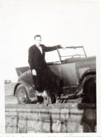 Photo Homme Avec Voiture Coupée Années 30, Format 11/9 - Cars