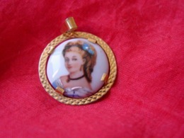 Pendentif OR Avec Portrait Miniature D'une Femme / 9 Carats Probable, Fine Porcelaine De Limoges- Gold Pendant . - Anhänger