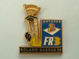 Pin's ANTENNE 2 / FR3 - ROLAND GARROS 92 - COUPE OR - DECAT - Médias