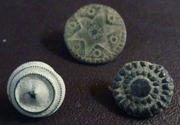 3 SMALL ANTIQUE BUTTON CENTURY XVIII OLD BOUTON BUTTON BOTON SEE MY SHOP CCB21 - Boutons