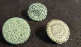 3 SMALL ANTIQUE BUTTON CENTURY XVIII OLD BOUTON BUTTON BOTON SEE MY SHOP CCB31 - Boutons