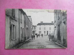 85 MOUILLERON EN PAREDS UNE RUE ANIMÉE - Mouilleron En Pareds