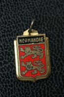 Pendentif Ancien Années 20 "Armoiries De La Normandie" - Pendants