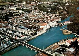 Jarnac * Vue Générale Aérienne * La Place Du Château Et La Charente - Jarnac