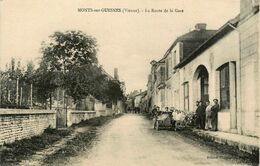 Monts Sur Guesnes * La Route De La Gare * Auto Voiture Ancienne - Monts Sur Guesnes