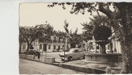 Le Bausset  83   La Fontaine Et La Place De La Mairie-Café-Tabac  Et Voitures - Le Beausset