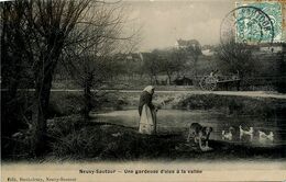 Neuvy Sautour * Une Gardeuse D'oies à La Vallée - Neuvy Sautour