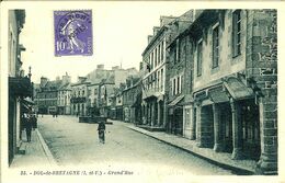 35 DOL DE BRETAGNE LE BASSIN DANS LA GRANDE RUE MAGASINS SOUS LES ARCADES - Dol De Bretagne