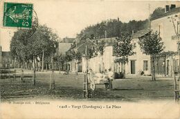 Vergt * La Place Du Village - Autres & Non Classés