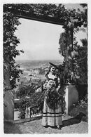 (RECTO / VERSO) NICE EN 1950 - N° 20 - ENTRE LES PERGOLAS - JEUNE FEMME EN COSTUME FOLKLORIQUE - FORMAT CPA - Parques, Jardines