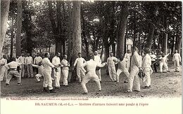 SPORTS - ESCRIME -- 49 -  Saumur - Matres D'Armes Faisant Une Poule à L'Epée - Esgrima