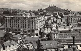 CPSM 63  CHATEL GUYON UN QUARTIER DE LA VILLE DOMINEE PAR LE CALVAIRE - Châtel-Guyon