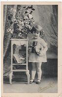 Enfant : Scéne : Petite Fillette En Pose : Bonne Année - Scènes & Paysages