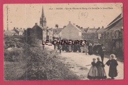 56 - ARZON---Vue De L'Entrée Du Bourg A La Sortie De La Grande Messe----animé - Arzon