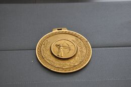 REF MON6 : Médaille Sportive Theme Tir à L'arc  Diam 70 Mm - Boogschieten