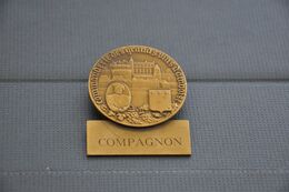 REF MON6 : Médaille 50 X 40 Mm Commnderie Des Grands Vins D'Amboisse Compagnon Broche - Professionnels / De Société