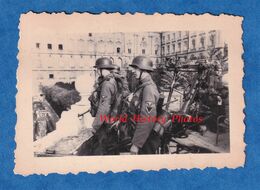 Photo Ancienne D'un Soldat Allemand - Groupe De Militaire 8e Division SS Florian Geyer WW2 Casque Uniforme Budapest ? - Guerra, Militares