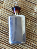 Ancien Pendentif Flacon à Parfum Miniature En Métal, Bouchon Résine - Flesjes (leeg)