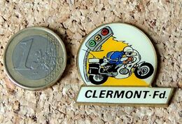 Pin's MOTO POLICE - FMU Clermont-Fd (63) Texte Noir - Dessin Style JOE BAR TEAM - Verni époxy - Fabricant Inconnu - Police