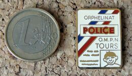 Pin's POLICE - ORPHEOPOLICE OMPN Orphelinat Carte De Police TOURS (37)  - émaillé à Froid époxy - Fabricant ID-ACTION - Police