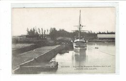 CPA ILE DE LA REUNION - PAQUEBOT DES MESSAGERIES MARITIMES DANS LE PORT A POINTE DES GALETS - PETIT DEFAUT - Réunion