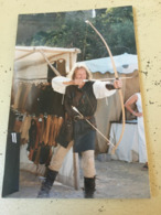 P4 - Journées Médiévales De Roquebrune Sur Argens (83) 29 Août 2004 - Archer Avec Un Arc Médiéval Longs Bouts - Bogenschiessen