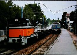 LOUVECIENNES  (Yvelines  1990) Gare - TRAIN Locotracteur Croisant Une  Rame SNCF Provenance Saint Nom La Bretèche - Louveciennes