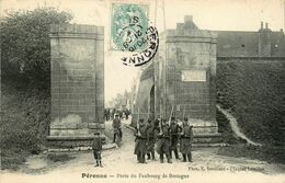 Péronne * Porte Du Faubourg De Bretagne * Troupe Militaire - Peronne