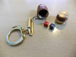 Année 60 Porte Clé Laiton-cuir   Tonneau Contenant 2 Mini Dés Publicité  MARTINI - Key-rings