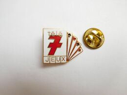 Superbe Pin's En EGF , Média Journal , Télé 7 Jeux , Carte à Jouer , Non Signé - Médias