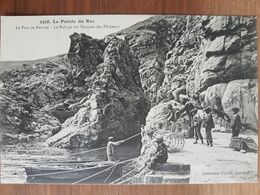 Plogoff.la Pointe Du Raz.le Port De Bestrée.le Refuge Des Barques Des Pêcheurs.vue Différente.édition Villard 3278 - Plogoff