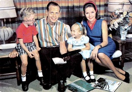 Famille Parfaite Des Années 1950 - 1960, Fillette, Garçon, Jouets -Perfect Family Of The 1950s - 1960, Girl, Little Boy - Mode