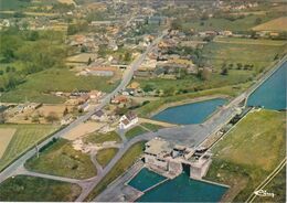 MOISLAINS. Canal Du Nord. Péniches Dans L'Ecluse N° 8 - Moislains