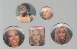 PINS PIN'S BADGE CHANTEUR CHANTEUSE JAKSON FARMER BEYONCE LOPEZ MADONA CINEMA  LOT 5 BADGE BA - Disney