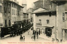Thizy * Grande Rue Et Beffroi De La Ville * Défilé Fête Orchestre Fanfare * Café Restaurant LAMBERT - Thizy