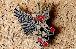 Grand Pin's MOTO - BORN TO RIDE - Wings Skull Dagger (double Pin's) - Métal Argenté - Fabricant Inconnu - Motorbikes