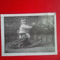 PHOTO ENFANT DANS UN CHEVAL A BASCULE - Objects