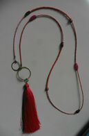 Neuf - Collier Sautoir Perles Rouge Corail Anneaux Dorés Et Grand Pompon En Soie Rouge - Ethnics