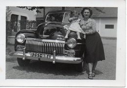 Photo Femme Et Enfant Avec  Voiture  Format 10/7 - Automobile