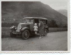 Photo  Voiture Avec Femme Et Enfant En 1932,  Format 11/8.5 - Automobiles