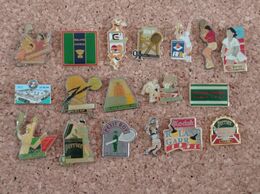 LOT DE 18 PINS TENNIS ROLAND GARROS PERRIER BNP ANTENNE 2 KODAK LACOSTE DUNLOP HOLLYWOOD - Tennis