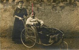 Moyen De Transport , Fauteuil Roulant Ancien ? * Carte Photo * Modèle Tricycle * Handicapé Blessé Hôpital Santé Médecine - Andere & Zonder Classificatie