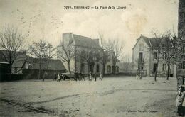 Bannalec * La Place De La Liberté * Automobile Ancienne - Bannalec