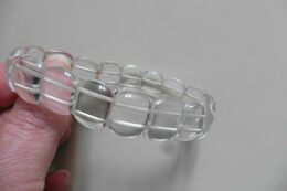 Bracelet élastiqué En Pierres Perles Plates De Cristal De Roche Transparent - Taille Unique - Armbänder